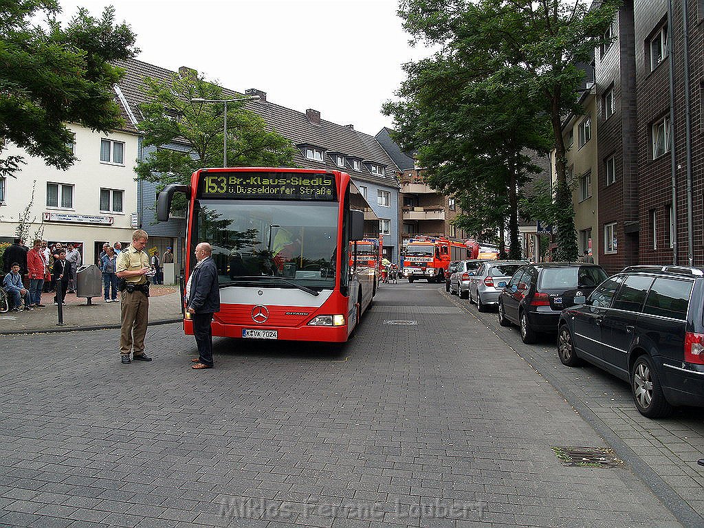 VU PKW KVB Bus Koeln Vingst Burgstr Oranienstr P24.JPG